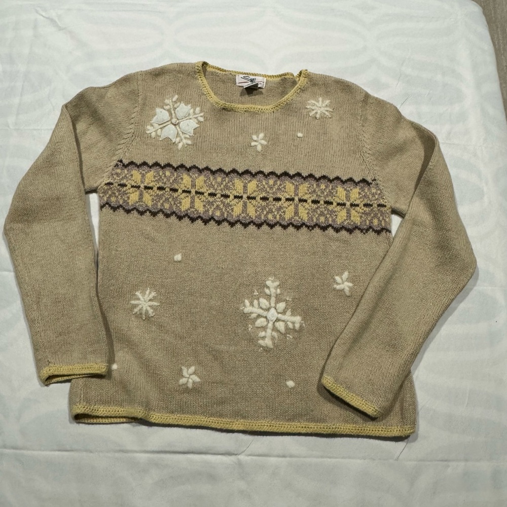 Women’s vintage beige SML embroidered snowflake sweater in a size Small EUC
